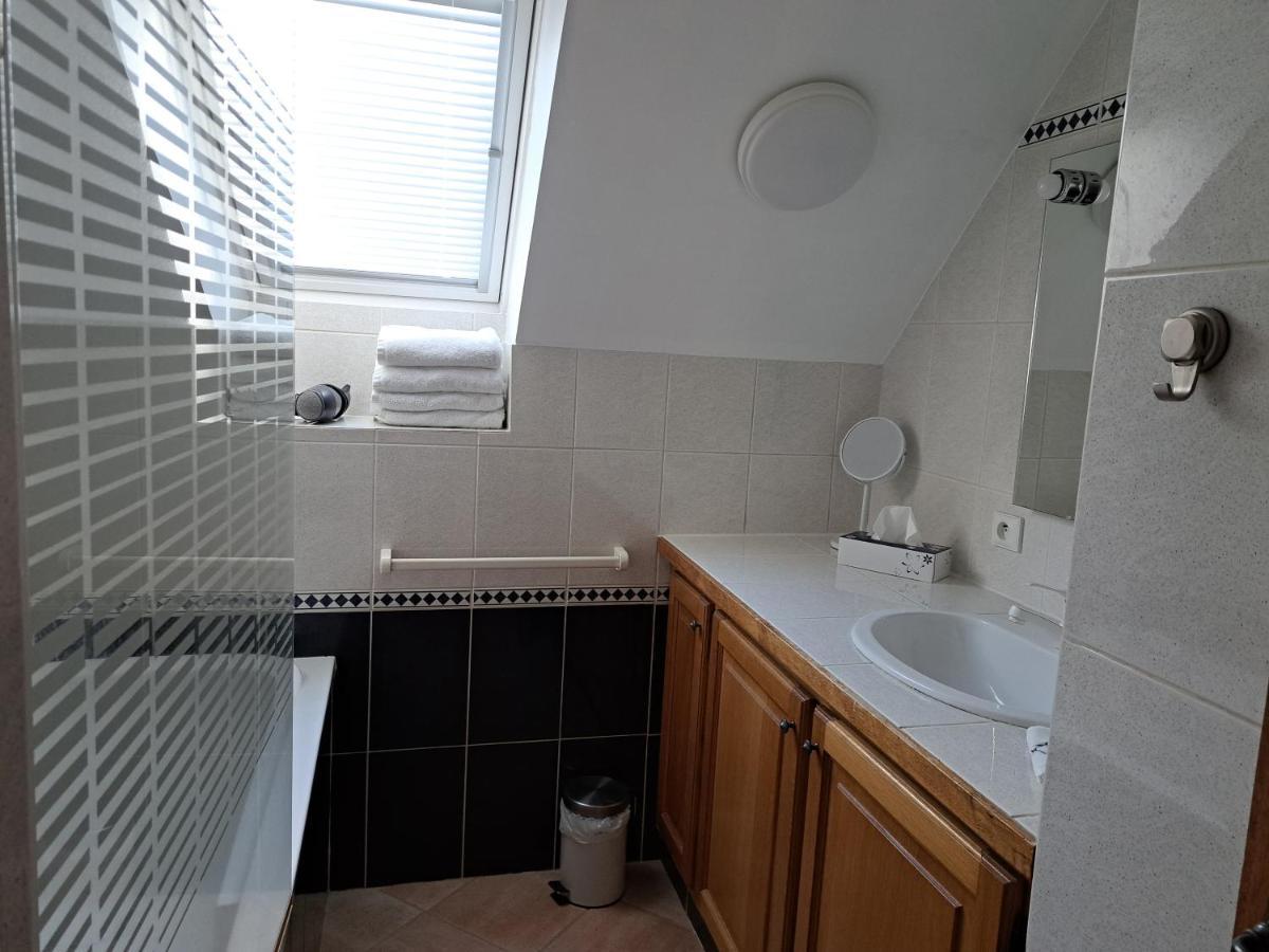Au Chat Perche Espace Familial Mareil-sur-Mauldre Exterior foto